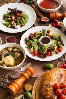 Ulusal Gürcistan Ermeni ve Azerbaycan mutfağından çeşitli restoran yemekleri