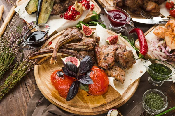 Різноманітність Ресторанних Страв Національної Грузинської Азербайджанської Кухні — стокове фото