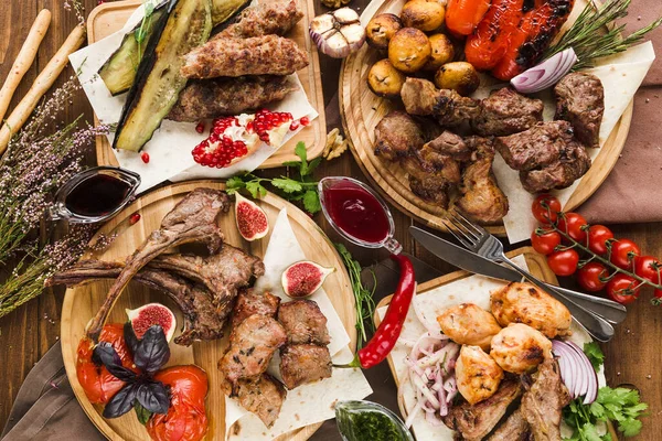Ulusal Gürcistan Ermeni ve Azerbaycan mutfağından çeşitli restoran yemekleri