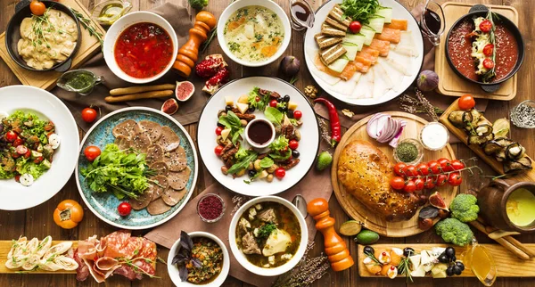 Ulusal Gürcistan Ermeni ve Azerbaycan mutfağından çeşitli restoran yemekleri
