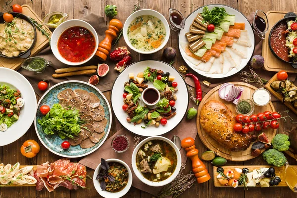 Ulusal Gürcistan Ermeni ve Azerbaycan mutfağından çeşitli restoran yemekleri
