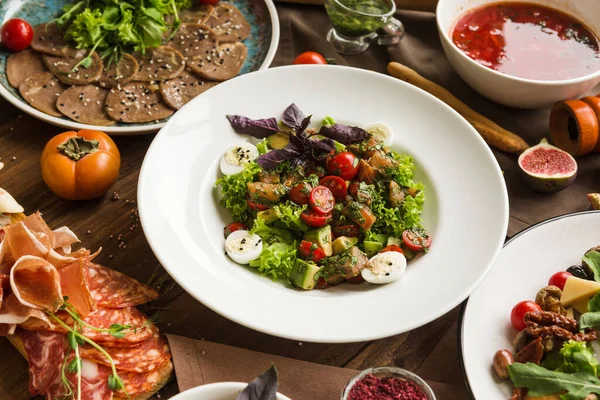 Ulusal Gürcistan Ermeni ve Azerbaycan mutfağından çeşitli restoran yemekleri