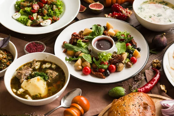 Ulusal Gürcistan Ermeni ve Azerbaycan mutfağından çeşitli restoran yemekleri