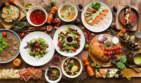 Ulusal Gürcistan Ermeni ve Azerbaycan mutfağından çeşitli restoran yemekleri