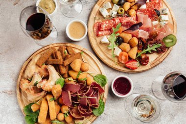 Şarap, peynir, salam ve jambon için çeşitli atıştırmalıklar.