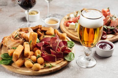 Şarap, peynir, salam ve jambon için çeşitli atıştırmalıklar.