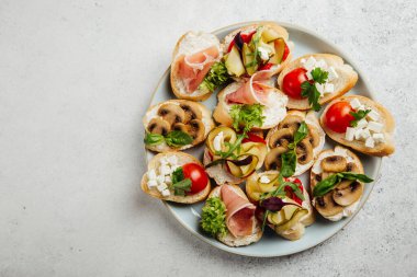 Şarap, peynir, salam ve jambon için çeşitli atıştırmalıklar.