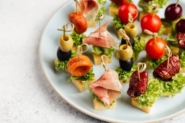 Şarap, peynir, salam ve jambon için çeşitli atıştırmalıklar.