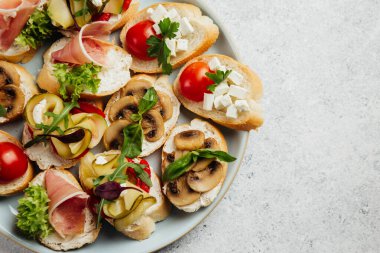 Şarap, peynir, salam ve jambon için çeşitli atıştırmalıklar.