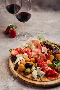 Şarap, peynir, salam ve jambon için çeşitli atıştırmalıklar.