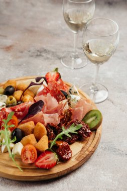 Şarap, peynir, salam ve jambon için çeşitli atıştırmalıklar.