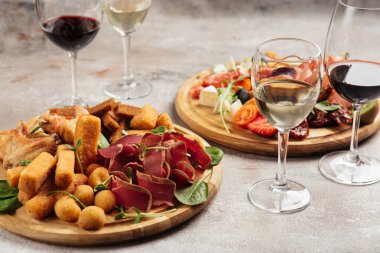 Şarap, peynir, salam ve jambon için çeşitli atıştırmalıklar.