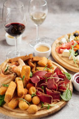 Şarap, peynir, salam ve jambon için çeşitli atıştırmalıklar.