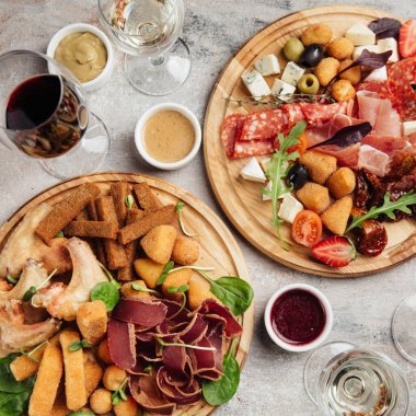 Şarap, peynir, salam ve jambon için çeşitli atıştırmalıklar.