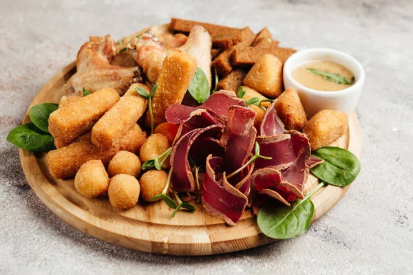 Diverse Snacks Voor Wijnkaas Salami Prosciutto — Stockfoto