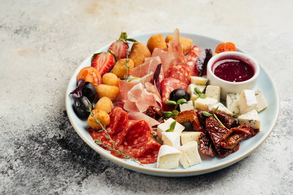 Diverse Snacks Voor Wijnkaas Salami Prosciutto — Stockfoto