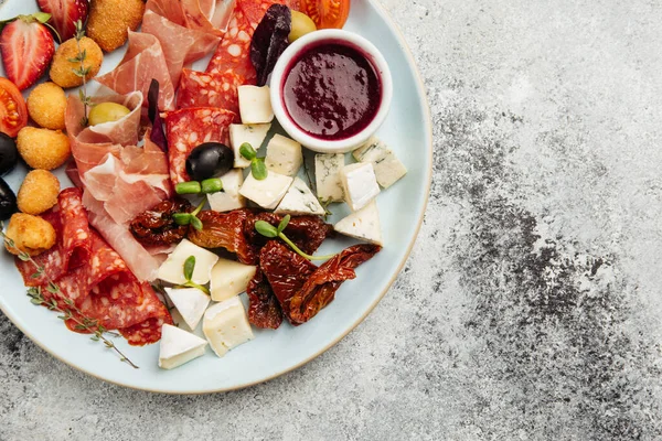 Různé Občerstvení Sýr Salám Prosciutto — Stock fotografie