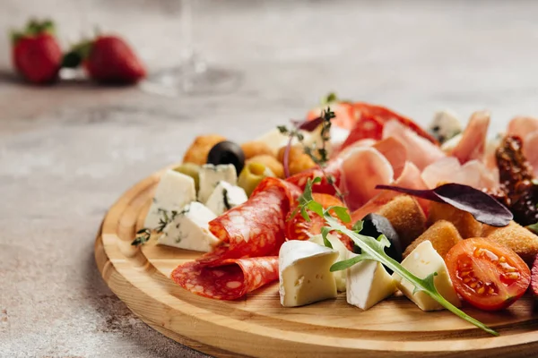 Diverse Snacks Voor Wijnkaas Salami Prosciutto — Stockfoto