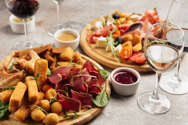 Şarap, peynir, salam ve jambon için çeşitli atıştırmalıklar.