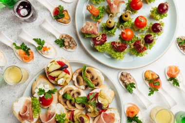 porsiyonlu aperatifler kanepeler et, peynir ve sebzeli sandviçler.