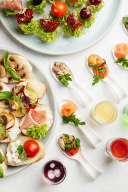 porsiyonlu aperatifler kanepeler et, peynir ve sebzeli sandviçler.