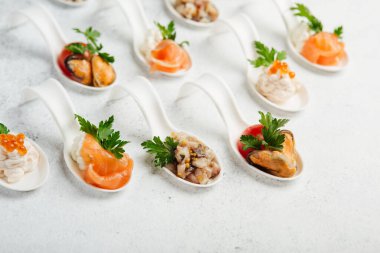 porsiyonlu aperatifler kanepeler et, peynir ve sebzeli sandviçler.