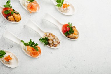 porsiyonlu aperatifler kanepeler et, peynir ve sebzeli sandviçler.