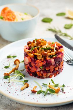 Yağlı çorba ve salata soslu yağsız menüden farklı yemekler.