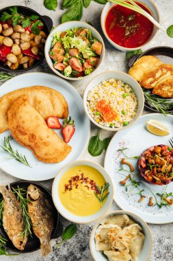 Yağlı çorba ve salata soslu yağsız menüden farklı yemekler.