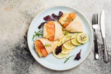 Restoran menüsünde doldurulmuş gözlemeler