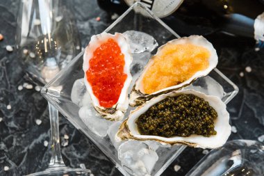 Pahalı kırmızı havyar, turna balığı havyarı ve atıştırmalık olarak siyah havyar.