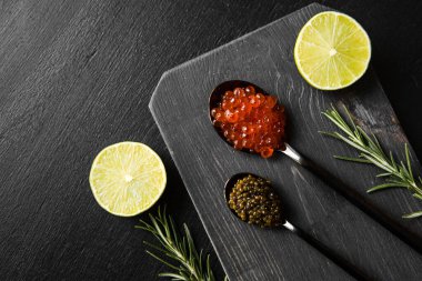 Pahalı kırmızı havyar, turna balığı havyarı ve atıştırmalık olarak siyah havyar.
