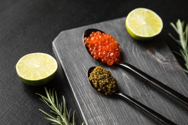 Pahalı kırmızı havyar, turna balığı havyarı ve atıştırmalık olarak siyah havyar.