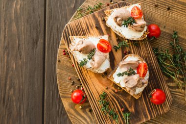 Pahalı kırmızı havyar, turna balığı havyarı ve atıştırmalık olarak siyah havyar.