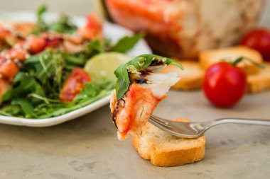 Pahalı kırmızı havyar, turna balığı havyarı ve atıştırmalık olarak siyah havyar.