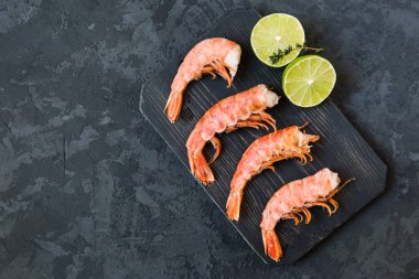 Pahalı kırmızı havyar, turna balığı havyarı ve atıştırmalık olarak siyah havyar.