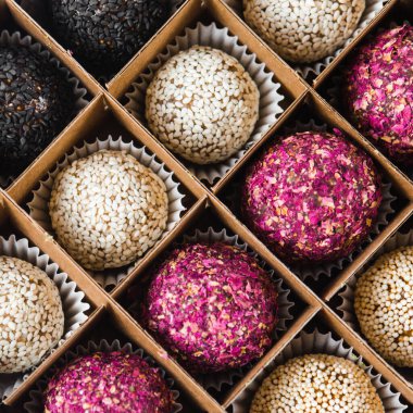 El yapımı, çok renkli, doğal diyet vejetaryen tatlılar.