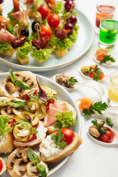 Portioned Snacks Canapes Sandwiches Meat Cheese Vegetables — Stock Photo, Image