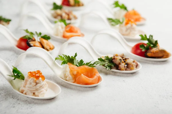 porsiyonlu aperatifler kanepeler et, peynir ve sebzeli sandviçler.