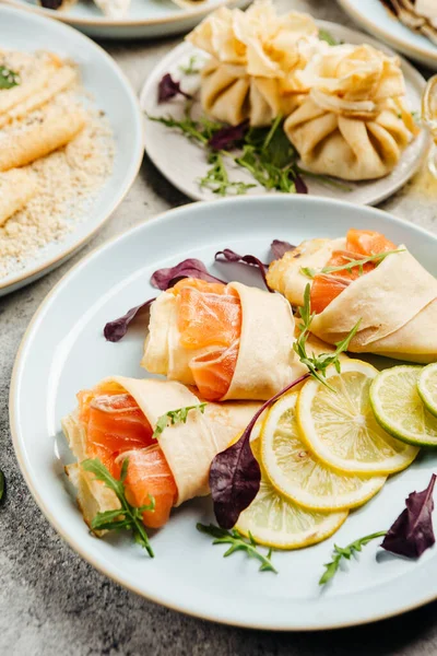 Restoran menüsünde doldurulmuş gözlemeler