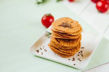 Açık yeşil arka planda doğal diyet vejetaryen cipsleri