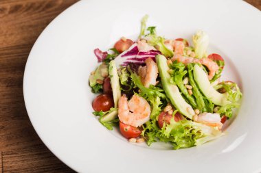 Şarap ve bira için farklı atıştırmalıklar ve ana yemekler.