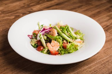 Şarap ve bira için farklı atıştırmalıklar ve ana yemekler.