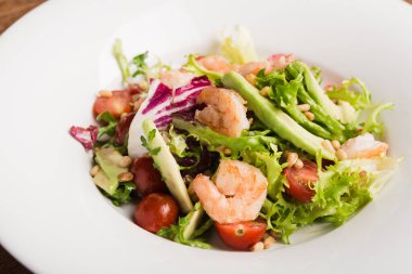 Şarap ve bira için farklı atıştırmalıklar ve ana yemekler.