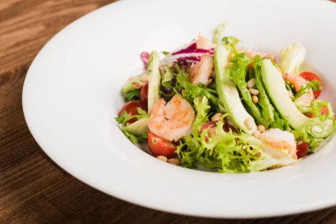 Şarap ve bira için farklı atıştırmalıklar ve ana yemekler.