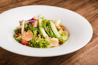 Şarap ve bira için farklı atıştırmalıklar ve ana yemekler.