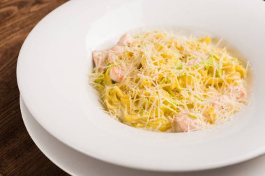 Beyaz soslu ve peynirli taze ev yapımı makarna.