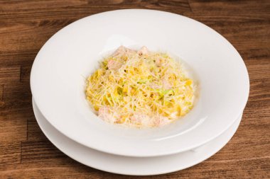 Beyaz soslu ve peynirli taze ev yapımı makarna.