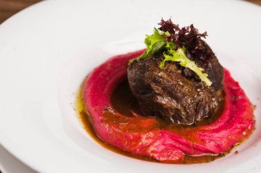Kırmızı püre ve ju soslu biftek.
