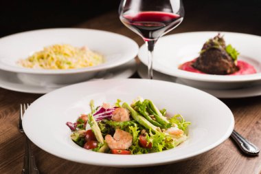 Şarap ve bira için farklı atıştırmalıklar ve ana yemekler.